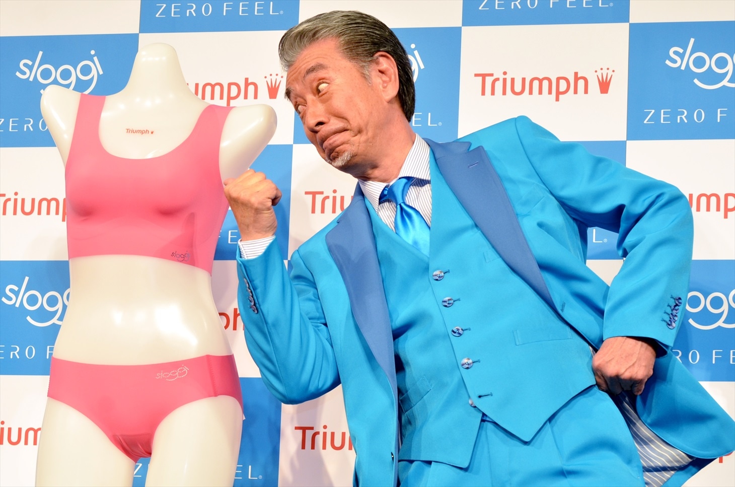 マネキンの横でポーズを決める高田純次。