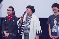 左から、渡辺一志監督、バナナマン日村、スカイラブハリケーン桜井。