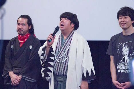 左から、渡辺一志監督、バナナマン日村、スカイラブハリケーン桜井。