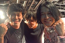 「ノーセンスユニークボケ王決定戦」ライブ中、カメラに迫る流れ星ちゅうえい、オジンオズボーン篠宮、永野（左から）。