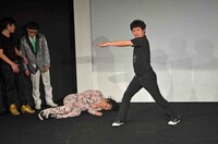 「ノーセンス コント選手権！」に挑むちゅうえい（右）と永野（中央）のコンビ。