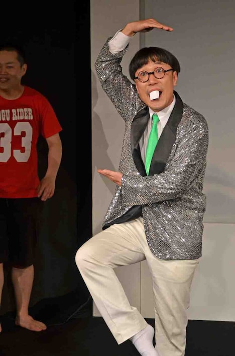 「シェー位争奪戦」で完璧なお手本のシェーを披露したくぼた。