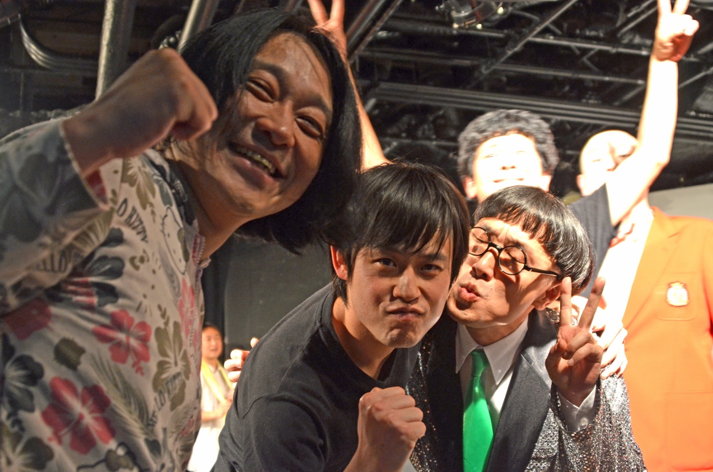 「ノーセンスユニークボケ王決定戦」ライブ中、カメラに迫る永野、オジンオズボーン篠宮、いち・もく・さん・くぼた、流れ星ちゅうえい、新宿カウボーイかねきよ（左から）。