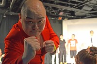 「ノーセンスユニークボケ王決定戦」ライブ中、カメラに迫る新宿カウボーイかねきよ。