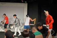 「ノーセンスユニークボケ王決定戦」オープニングで空席を撤去するメンバーたち。