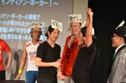 「ノーセンス インディアン・ポーカー!」を行う様子。