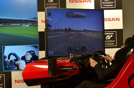 レースゲーム「グランツーリスモ」に挑戦する加藤茶。