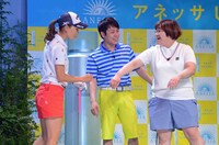 砂をかぶってもスプレーを塗ったところはサラサラのままだと驚く3人。