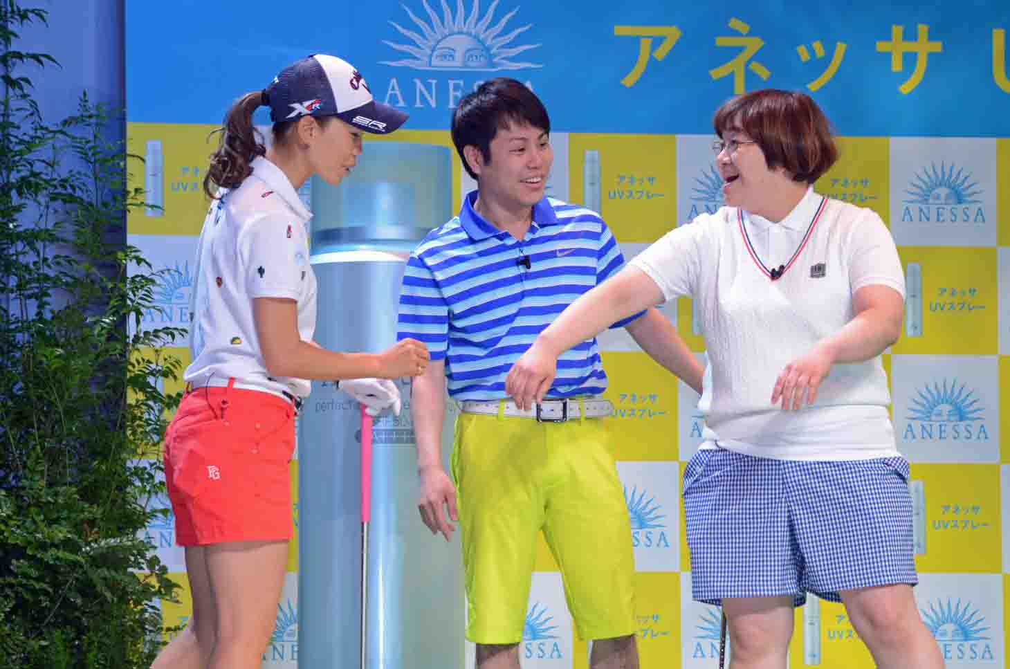 砂をかぶってもスプレーを塗ったところはサラサラのままだと驚く3人。