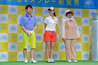 「アネッサUVスプレー」発売記念イベントに登場したNON STYLE井上、上田桃子、ハリセンボン春菜（左から）。