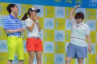 「アネッサUVスプレー」を髪に試す春菜（右）。