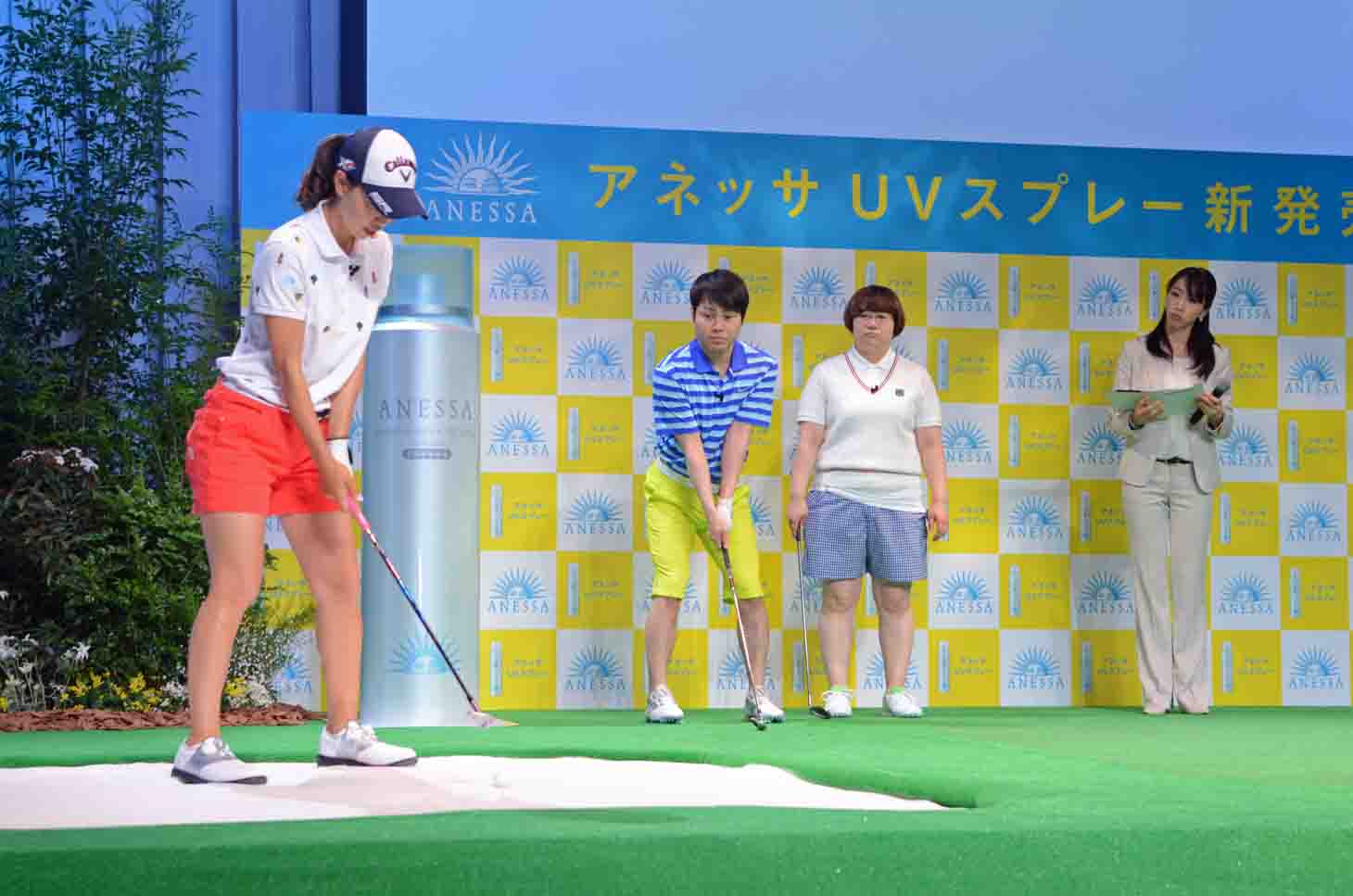 お手本となるバンカーショットを披露する上田桃子（左）。