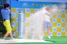 井上のバンカーショットで全身砂まみれになったハリセンボン春菜（右）。