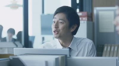 「カルピスオアシス」の新テレビCM「渇いた会社生活」編に出演する、チュートリアル徳井。