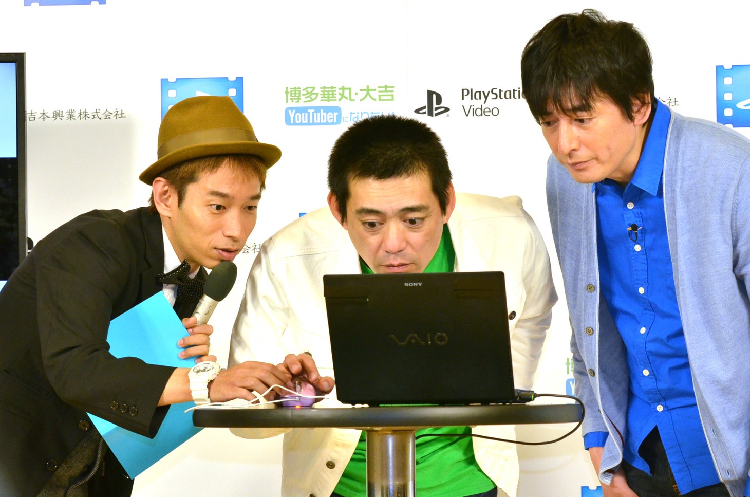 PC操作に苦戦する博多華丸・大吉と、会見でMCを務めたタケト（左）。