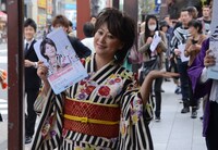 音のヨーロー堂周辺を練り歩く水谷千重子。