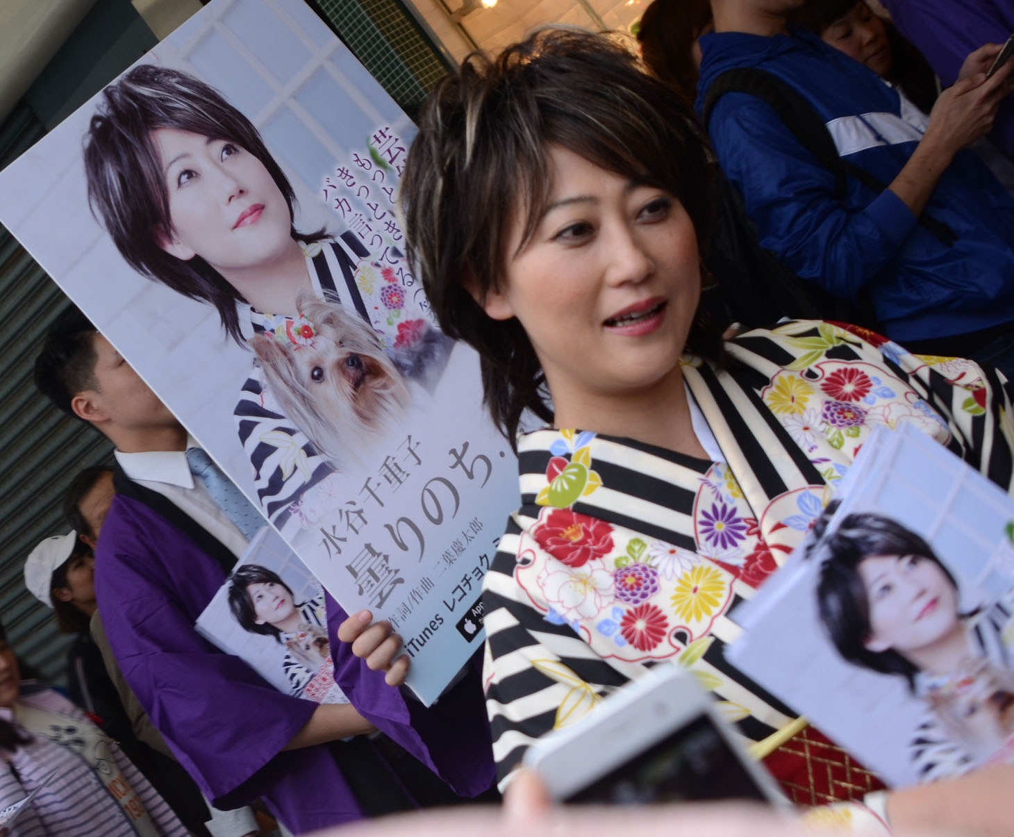 ファンの声援に応える水谷千重子。