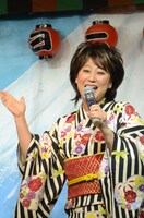 「曇りのち…」を披露する水谷千重子。