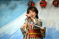 「キューティーハニー」を披露する水谷千重子。