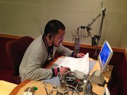 ナレーションに挑戦するクマムシ長谷川。(c)日本テレビ