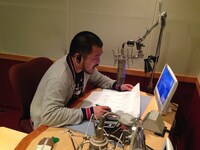 ナレーションに挑戦するクマムシ長谷川。(c)日本テレビ