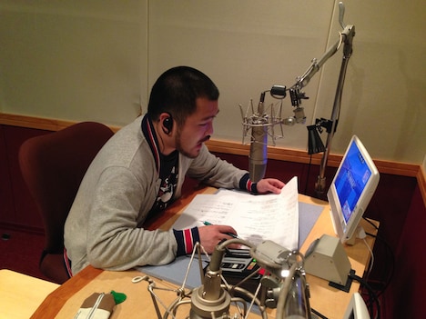 ナレーションに挑戦するクマムシ長谷川。(c)日本テレビ