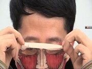 小籔が出演する動画のワンシーン。(c)諫山創／講談社