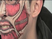 小籔が出演する動画のワンシーン。(c)諫山創／講談社