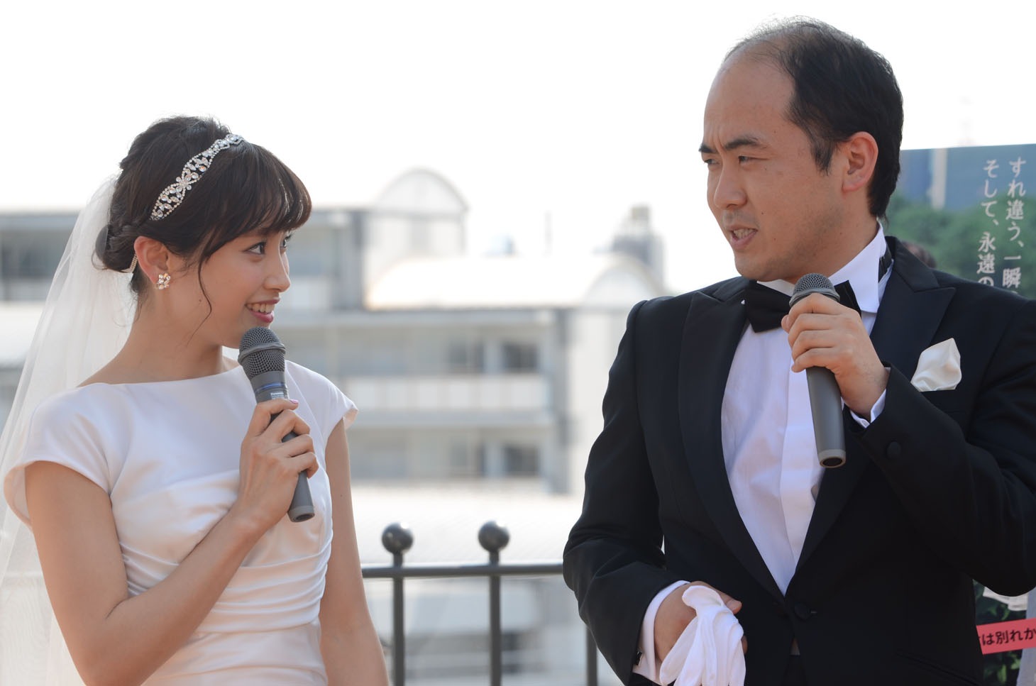 高橋愛と見つめ合う斎藤（右）。