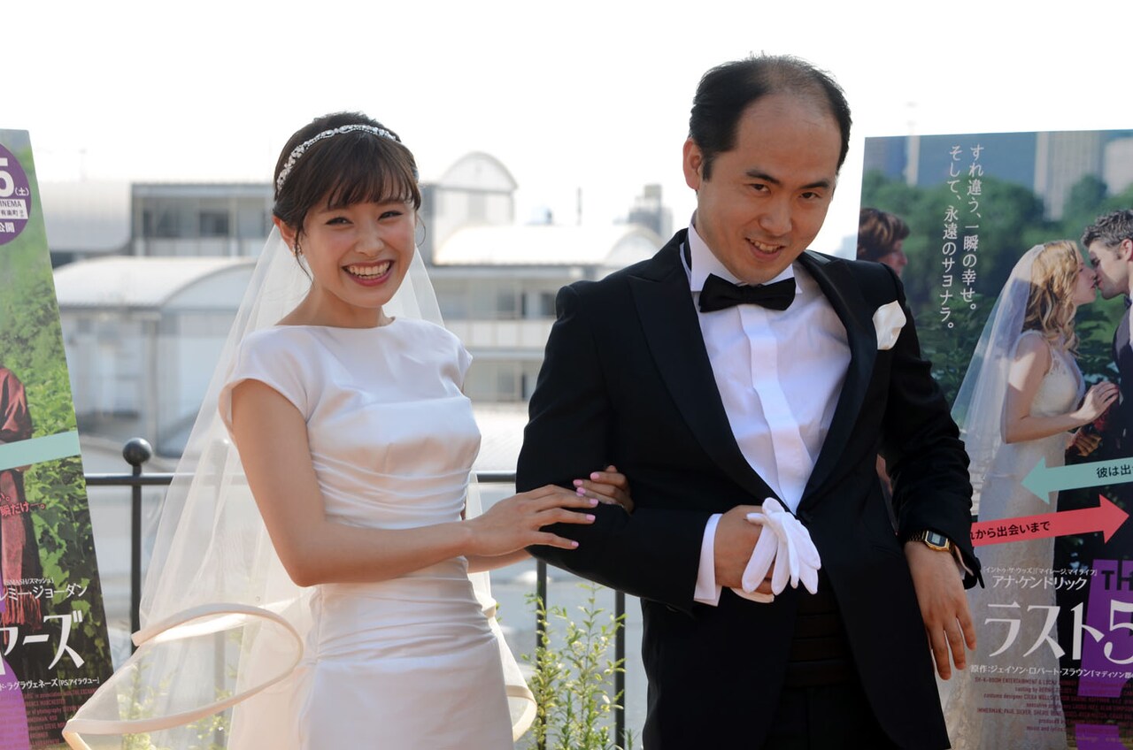 映画「ラスト5イヤーズ」のPRイベントに出演した（左から）高橋愛、トレンディエンジェル斎藤。