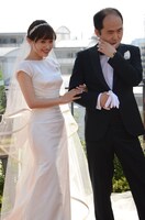 グレープフルーツをかじるポーズを決める斎藤（右）。