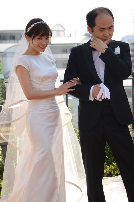 グレープフルーツをかじるポーズを決める斎藤（右）。