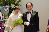 笑顔の斎藤（右）。