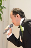 「糸」を歌唱する斎藤。