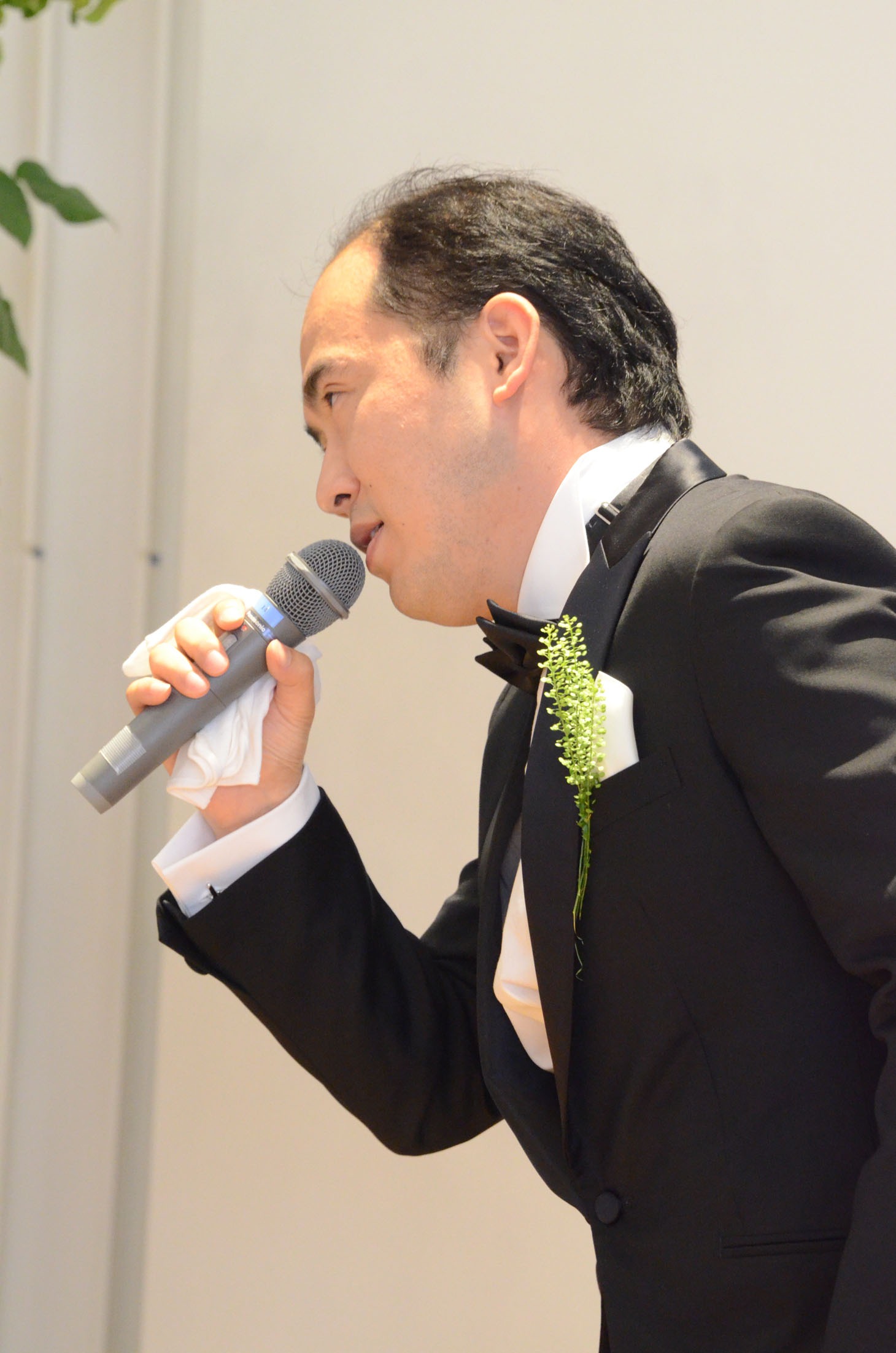 高橋愛を見つめる斎藤。
