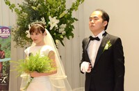 バージンロードを歩いてきた高橋愛を迎えた斎藤（右）。