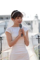 純白のドレスに身を包んだ高橋愛。