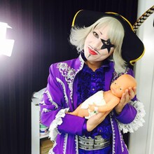 赤ちゃんを抱くゴー☆ジャス。「写真はイメージです」とのこと。