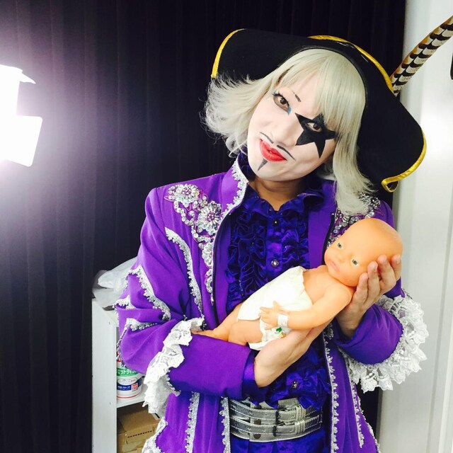 赤ちゃんを抱くゴー☆ジャス。「写真はイメージです」とのこと。