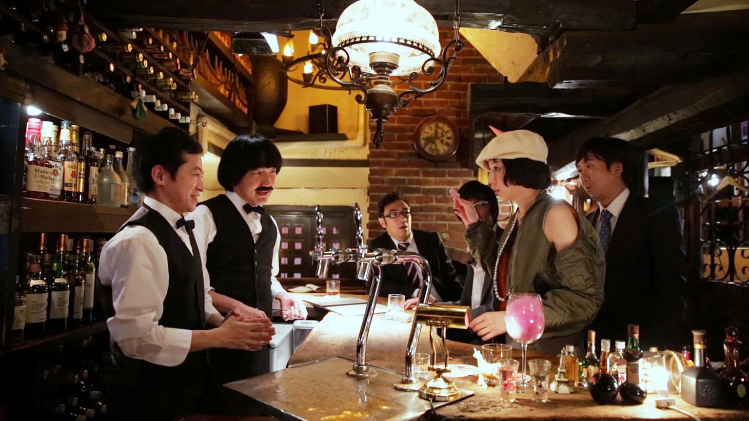 「インテリワードBAR 見えざるピンクのユニコーン」第4話のワンシーン。(c)BSジャパン