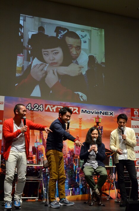 千鳥・大悟が渡辺直美に背後から抱きつく写真が上映された場面。