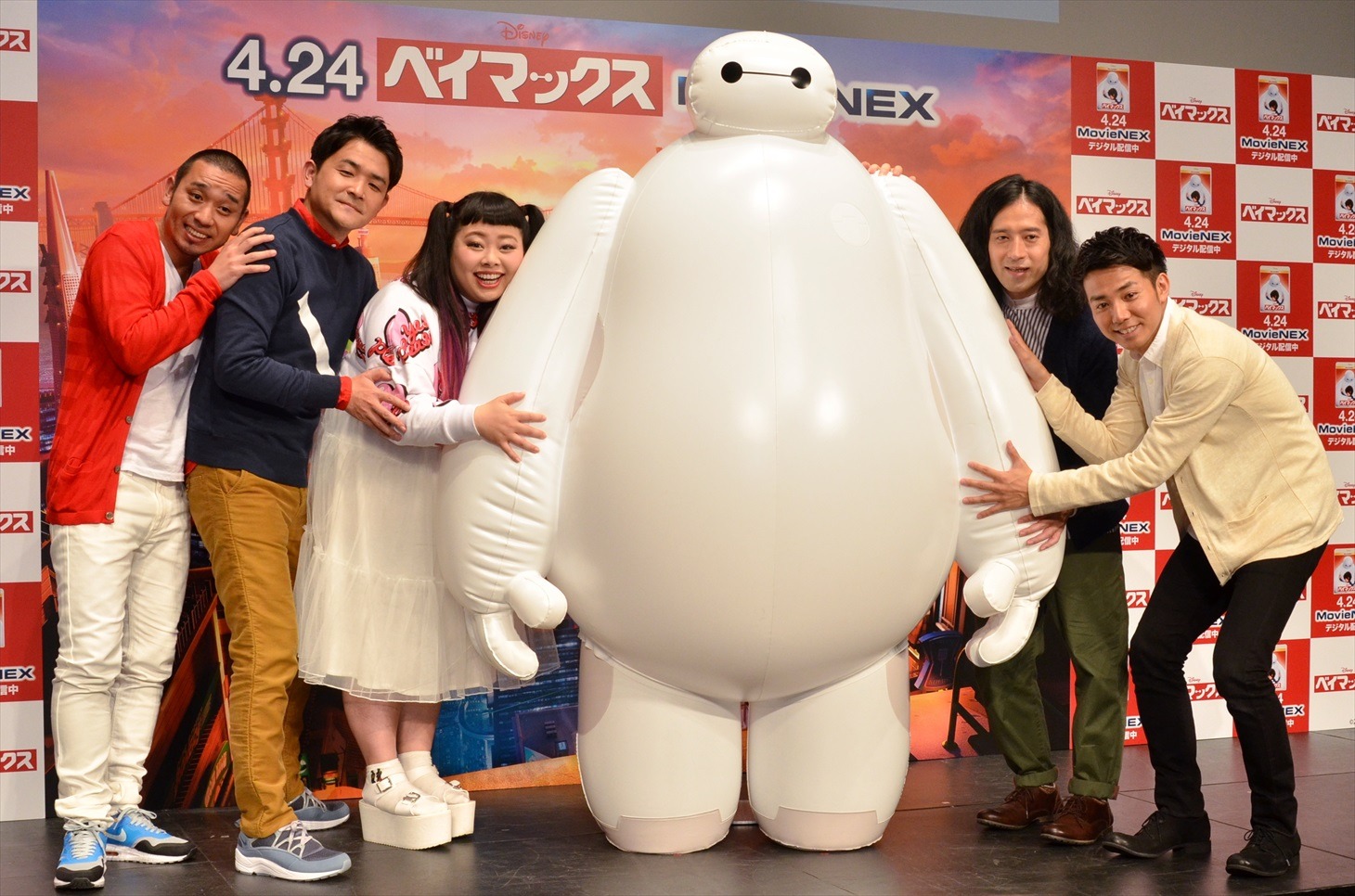 「ベイマックス MovieNEX」の発売記念イベントに出演した（左から）千鳥、渡辺直美、ピース。