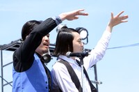 会場に人を呼び寄せるピスタチオ。