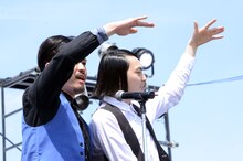 会場に人を呼び寄せるピスタチオ。