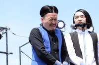 井戸端会議中、泣いてしまう伊地知（左）。