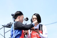 「ドミニク（肉）ソーセージ」を試食するピスタチオ。