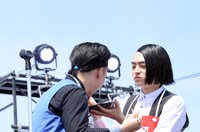 「ドミニク（肉）ソーセージ」を食べさせ合うピスタチオ。