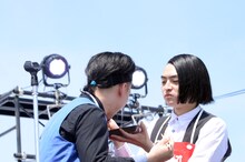 「ドミニク（肉）ソーセージ」を食べさせ合うピスタチオ。