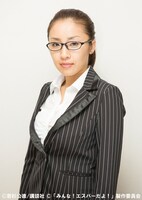 秋山多香子（神楽坂恵） (c)若杉公徳・講談社／映画「みんな！エスパーだよ！」製作委員会 (c)若杉公徳／講談社 (c)「みんな！エスパーだよ！」製作委員会