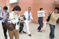 じゅんいちダビッドソン帰国会見の様子。(c)関西テレビ